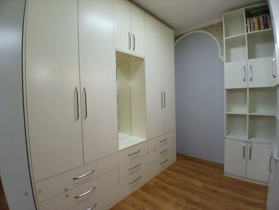 Tirane, jepet me qera apartament 2+1+Ballkon Kati 3, 110 m² 700 € (Qender / cirku)
