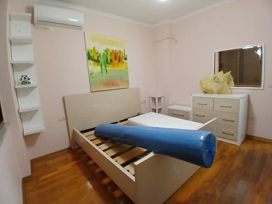 Tirane, jepet me qera apartament 2+1+Ballkon Kati 3, 110 m² 700 € (Qender / cirku)