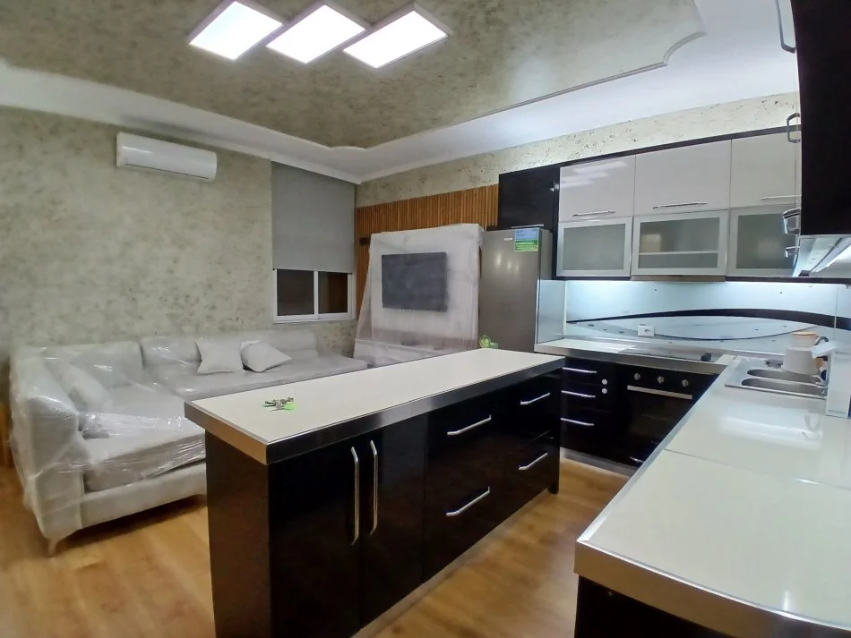 Tirane, jepet me qera apartament 2+1+Ballkon Kati 3, 110 m² 700 € (Qender / cirku)