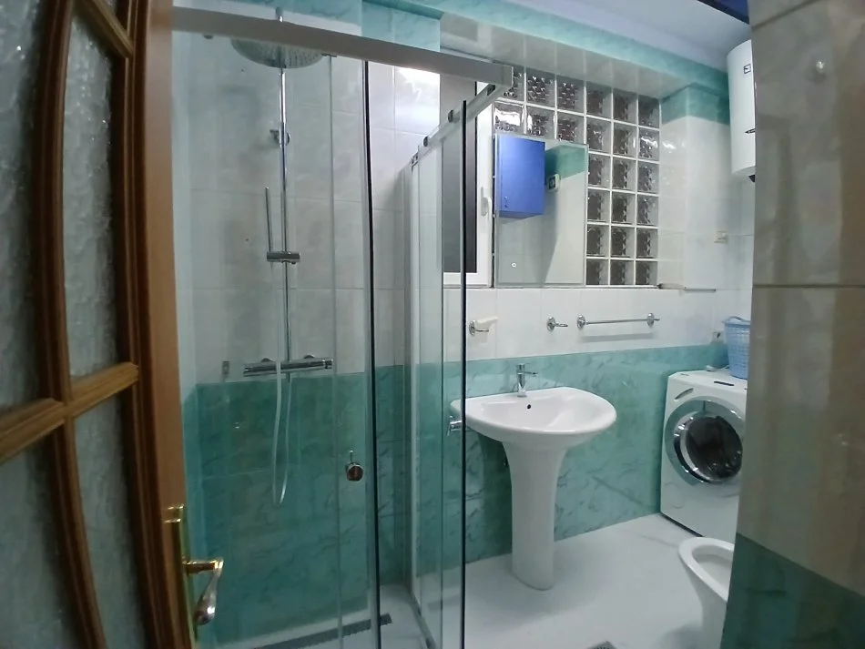 Tirane, jepet me qera apartament 2+1+Ballkon Kati 3, 110 m² 700 € (Qender / cirku)