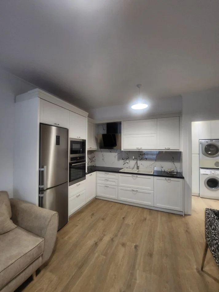 Tirane, jepet me qera apartament 1+1 , 700 €