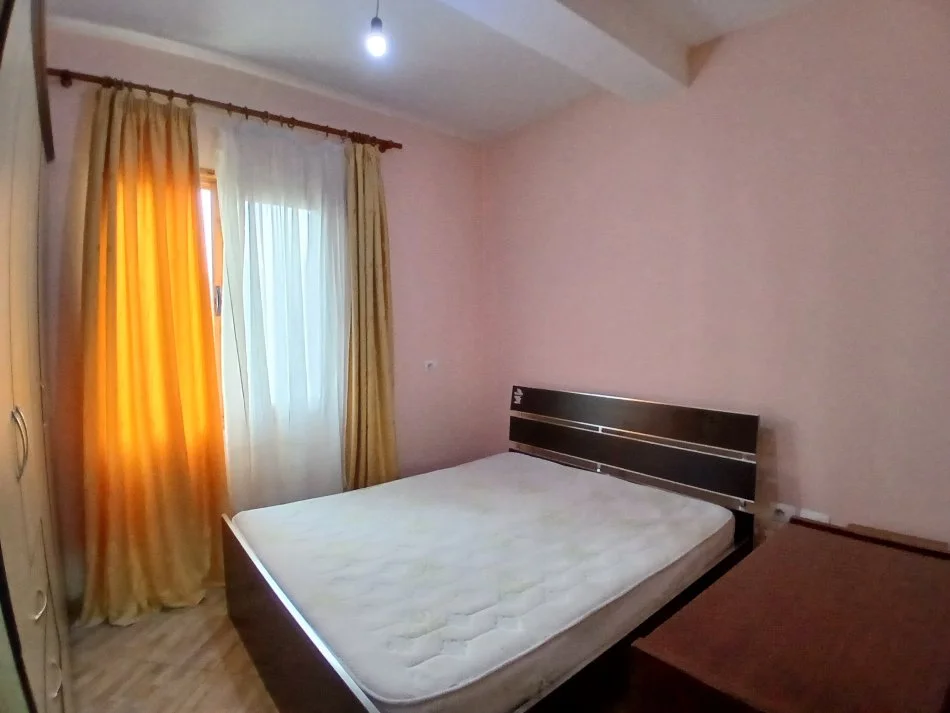 Tirane, jepet me qera apartament 2+1+Ballkon Kati 5, 90 m² 450 € (E88)