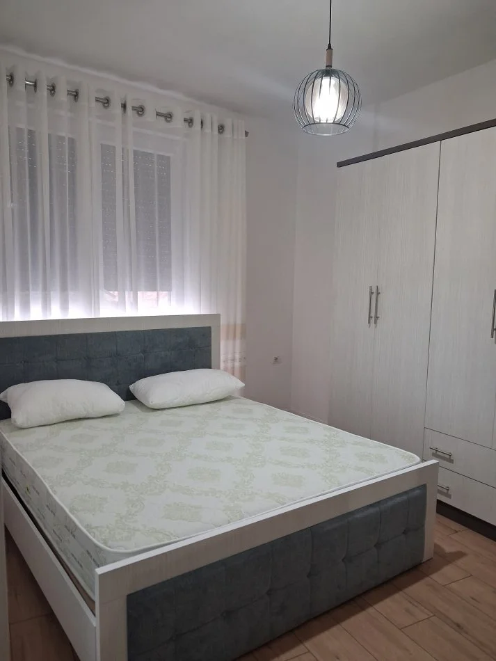 Tirane, jepet me qera apartament 2+1+Ballkon Kati 2, 77 m² 700 € (Selvia)