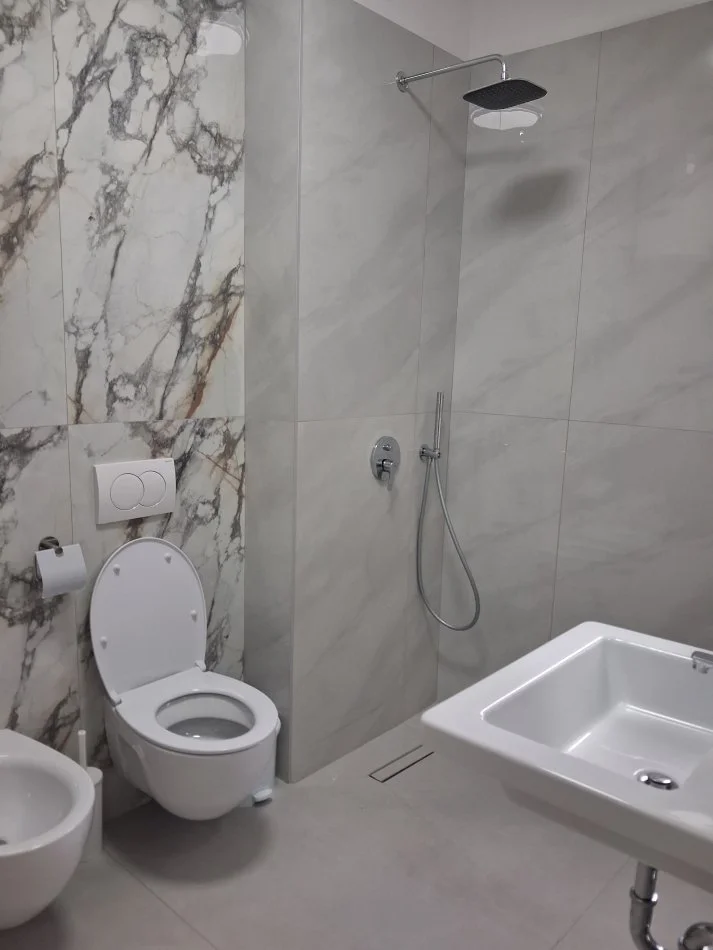 Tirane, jepet me qera apartament 2+1+Ballkon Kati 3, 75 m² 700 € (Rruga Dibres)