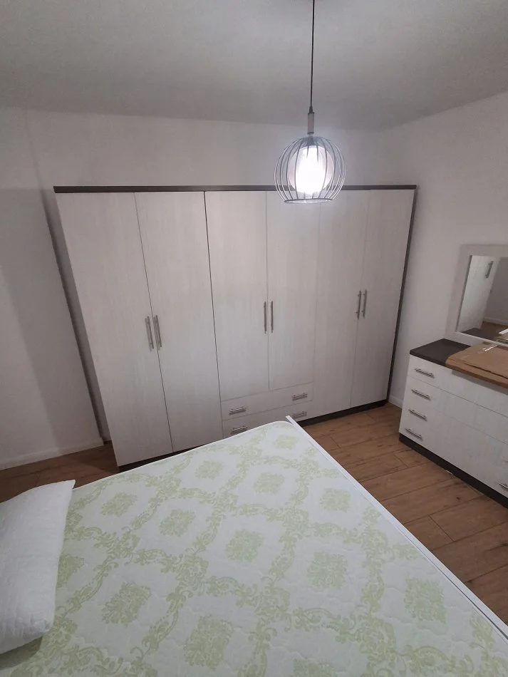 Tirane, jepet me qera apartament 2+1+Ballkon Kati 2, 77 m² 700 € (Selvia)