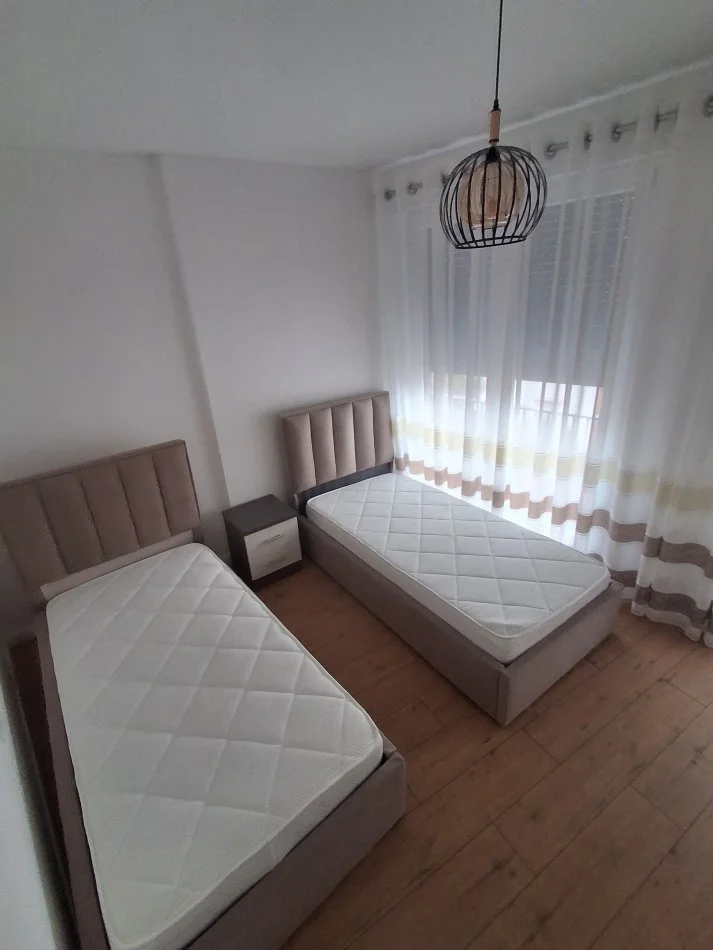 Tirane, jepet me qera apartament 2+1+Ballkon Kati 2, 77 m² 700 € (Selvia)