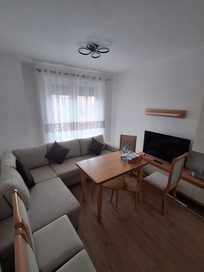 Tirane, jepet me qera apartament 2+1+Ballkon Kati 3, 75 m² 700 € (Rruga Dibres)