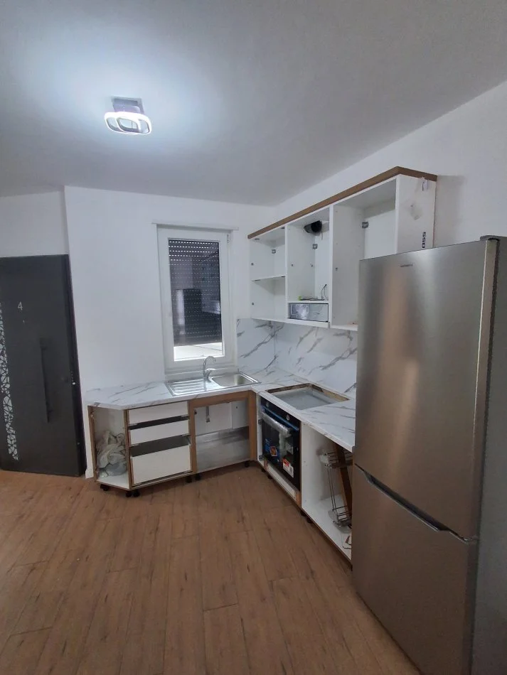 Tirane, jepet me qera apartament 2+1+Ballkon Kati 3, 75 m² 700 € (Rruga Dibres)