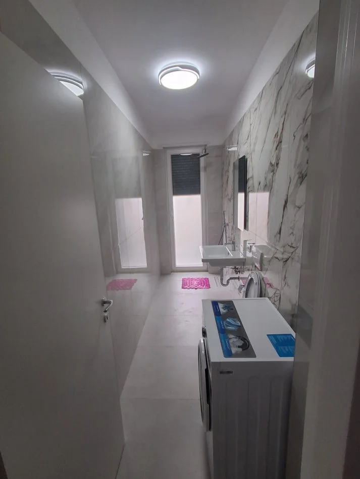 Tirane, jepet me qera apartament 2+1+Ballkon Kati 3, 75 m² 700 € (Rruga Dibres)