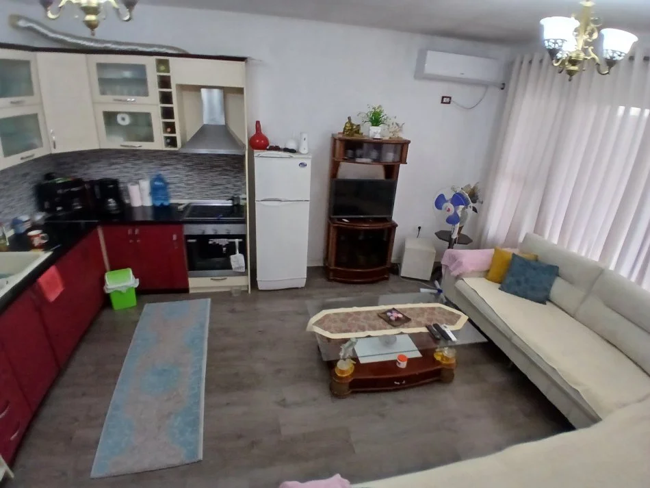 Tirane, jepet me qera apartament 1+1+Ballkon Kati 6, 70 m² 400 € (Nela 3)
