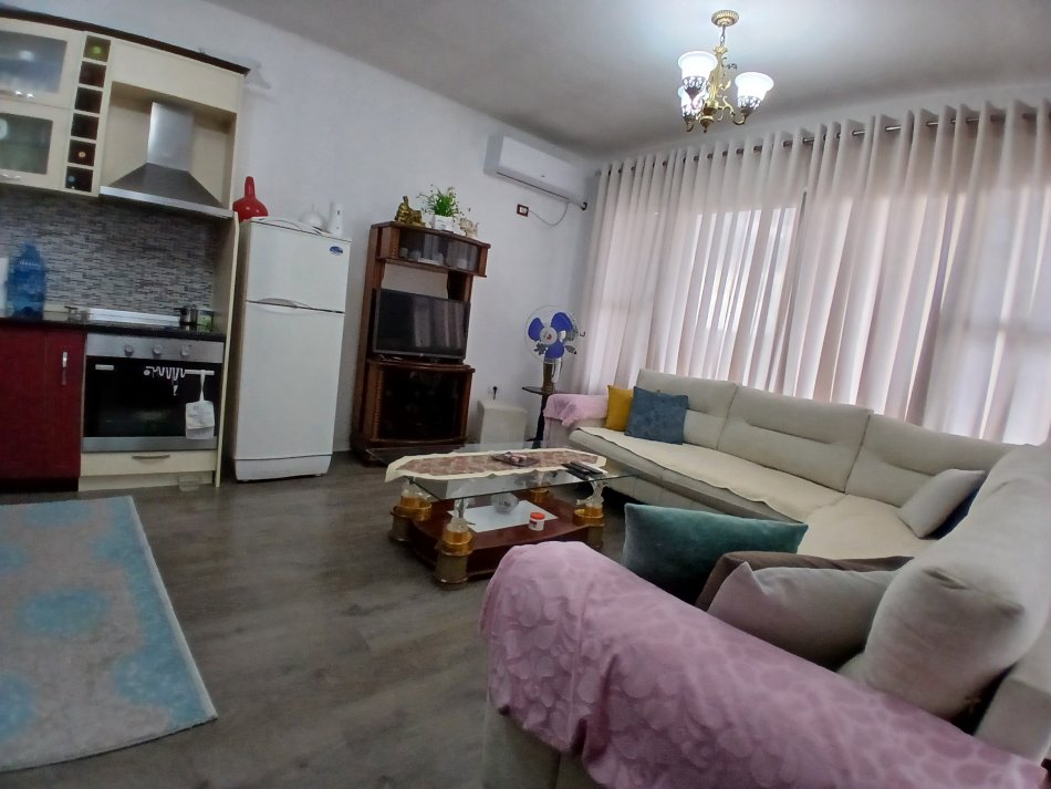 Tirane, jepet me qera apartament 1+1+Ballkon Kati 6, 70 m² 400 € (Nela 3)