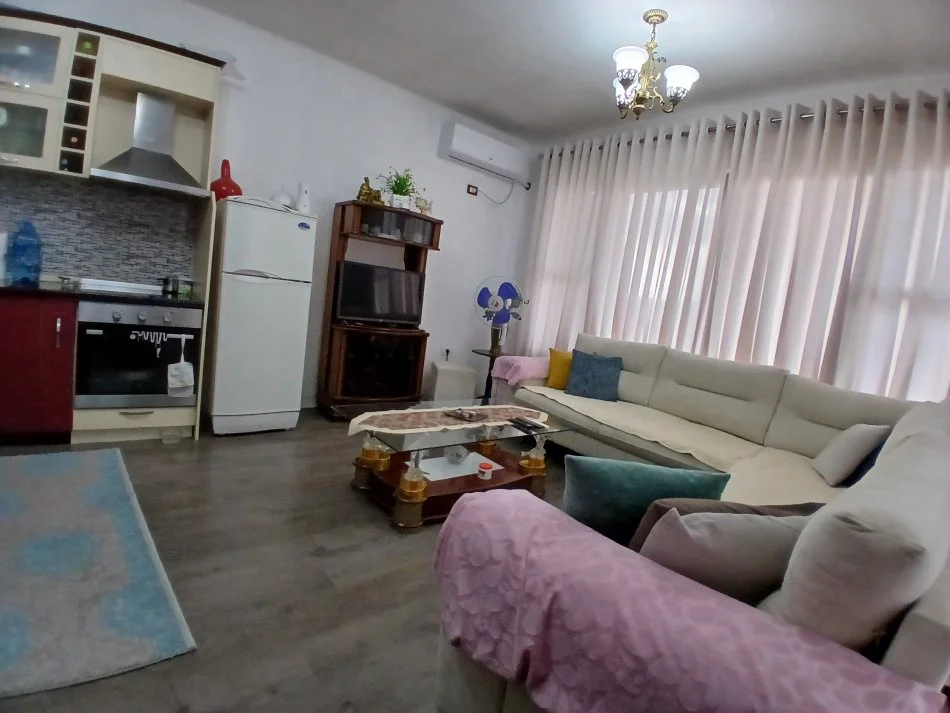 Tirane, jepet me qera apartament 1+1+Ballkon Kati 6, 70 m² 400 € (Nela 3)