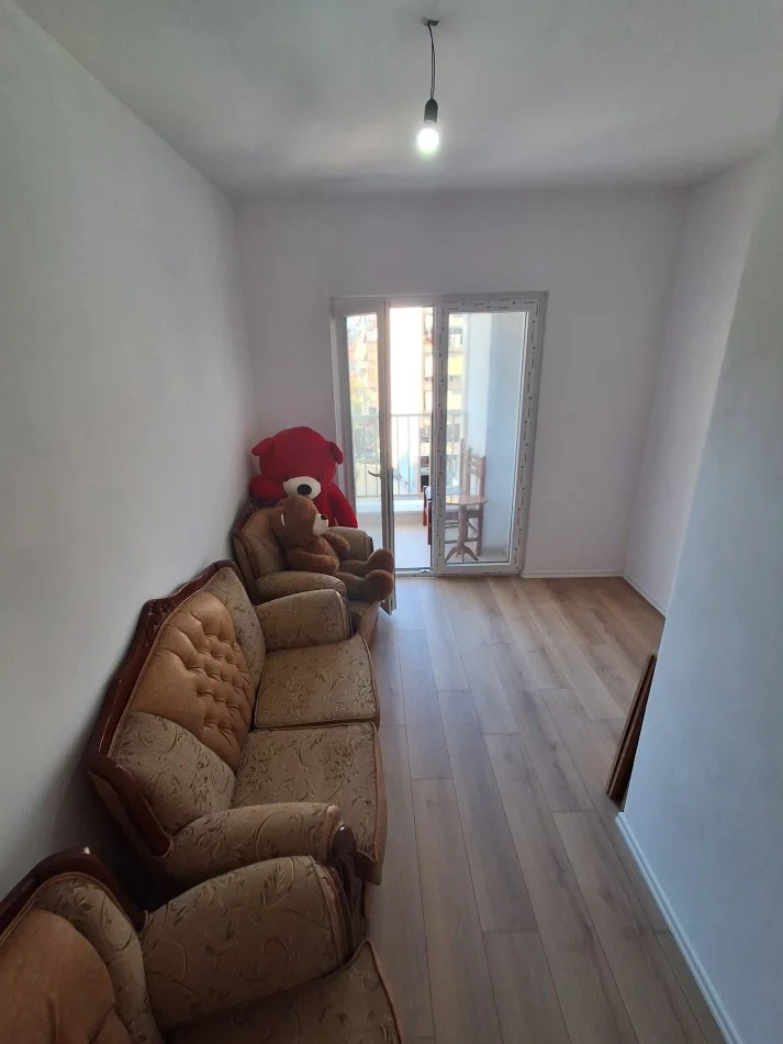 Tirane, jepet me qera apartament 1+1+Aneks+Ballkon Kati 3, 55 m² 500 € (Zogu i Zi)