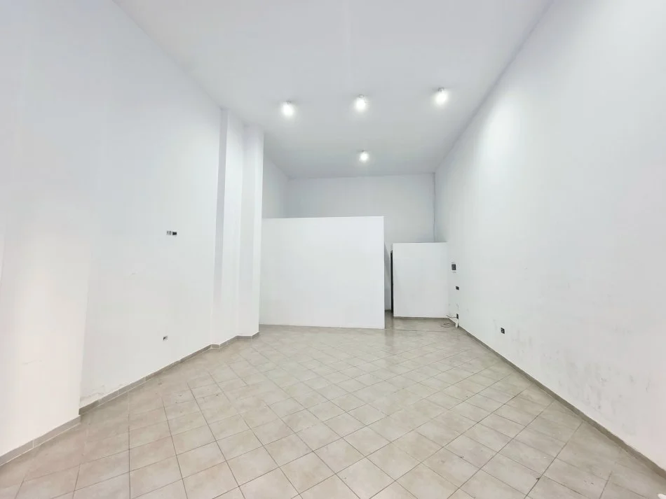 Tirane, jepet me qera ambjent biznesi Kati 0, 60 m² 750 € 