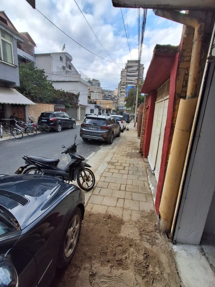 Tirane, jepet me qera magazine Kati 0, 56 m² 700 € 