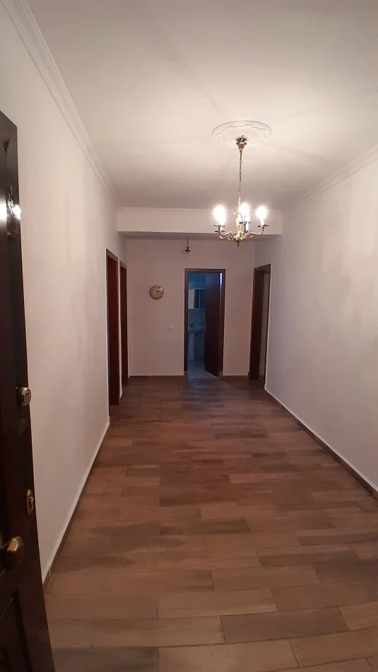 Tirane, jepet me qera apartament 3+1+Aneks+Ballkon Kati 8, 152 m² 680 € (Rr. Fortuzi prane Ministrise se drejtesise)
