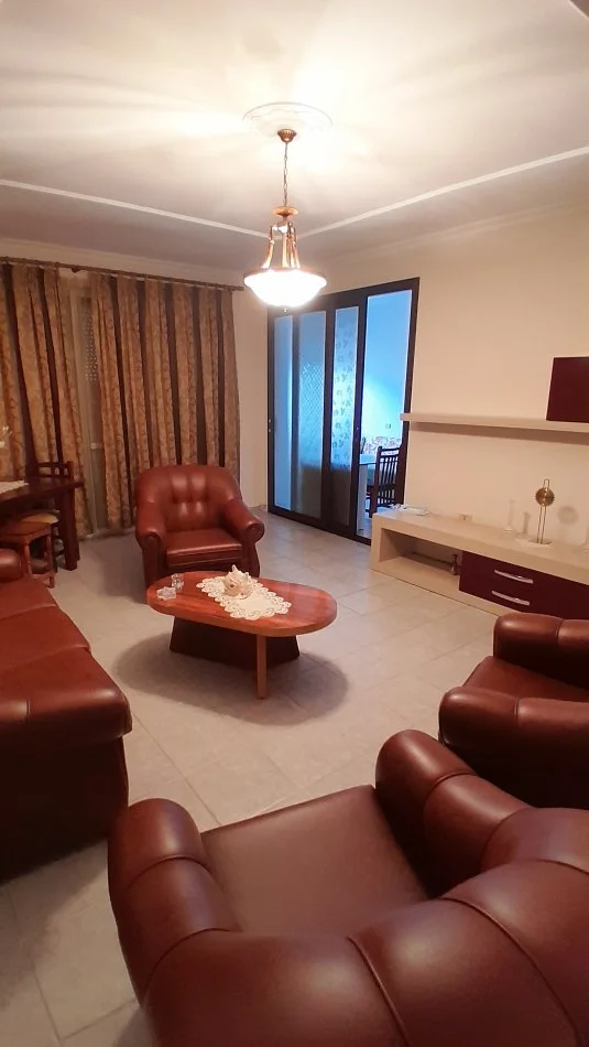 Tirane, jepet me qera apartament 3+1+Aneks+Ballkon Kati 8, 152 m² 680 € (Rr. Fortuzi prane Ministrise se drejtesise)