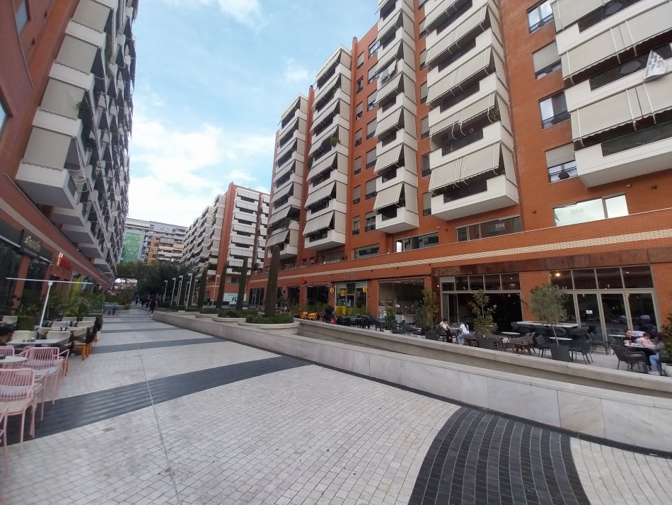 Tirane, jepet me qera apartament 2+1+Aneks+Ballkon Kati 3, 97 m² 750 € (Rruga e Kavajës te Kompleksi Deliorgji)