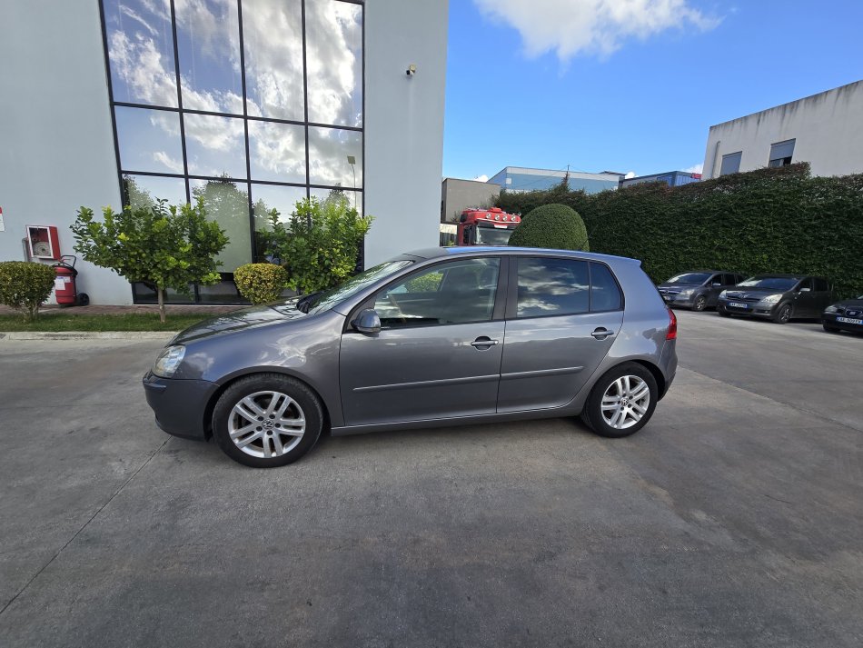 Tirane, shes makine Golf 5 Nafte, gri metalizato automatik Kondicioner 227.000 km 4.900 €