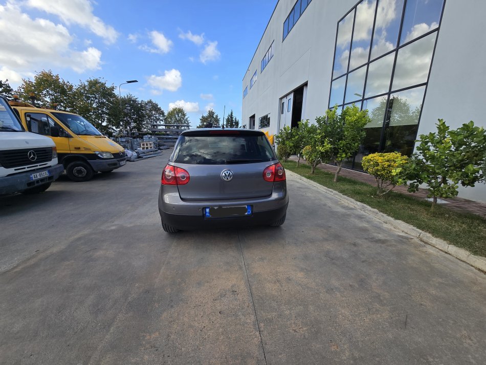 Tirane, shes makine Golf 5 Nafte, gri metalizato automatik Kondicioner 227.000 km 4.900 €