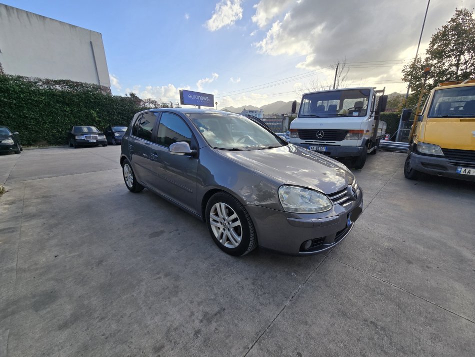 Tirane, shes makine Golf 5 Nafte, gri metalizato automatik Kondicioner 227.000 km 4.900 €