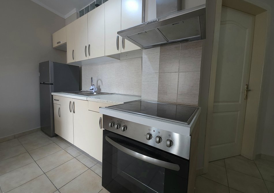 Tirane, jepet me qera nga Pronari, pa-komision apartament 1+1+Ballkon Kati 6, 65 m² 400 € (Bulevardi Kashar, Prane Kompleksit Fratari)
