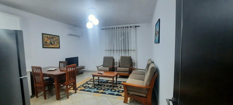 Shtëpi me qira 2+1 – 100 m² në qendër të Tiranës 📍Pas Fakultetit të Shkencave të Natyrës, Rruga Hamid Shijaku. Kati i dytë i një vile private, me hyrje më vete dhe privatësi të garantuar 650 mije leke