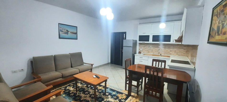 Shtëpi me qira 2+1 – 100 m² në qendër të Tiranës 📍Pas Fakultetit të Shkencave të Natyrës, Rruga Hamid Shijaku. Kati i dytë i një vile private, me hyrje më vete dhe privatësi të garantuar 650 mije leke