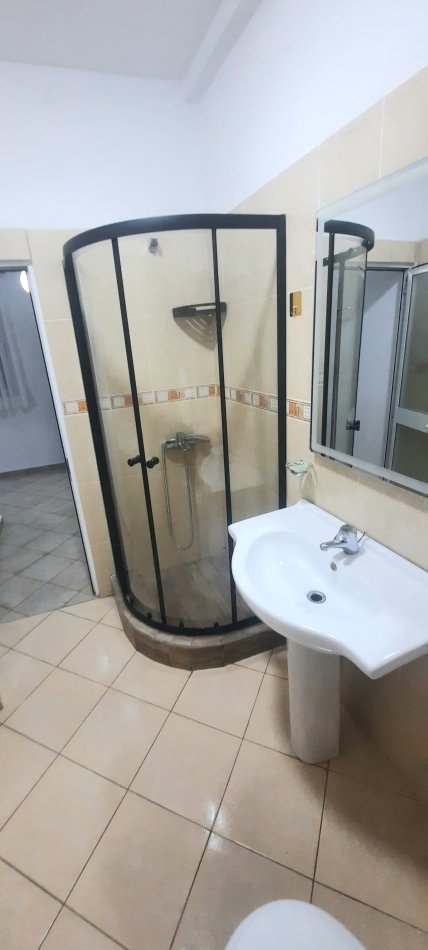 Shtëpi me qira 2+1 – 100 m² në qendër të Tiranës 📍Pas Fakultetit të Shkencave të Natyrës, Rruga Hamid Shijaku. Kati i dytë i një vile private, me hyrje më vete dhe privatësi të garantuar 650 mije leke