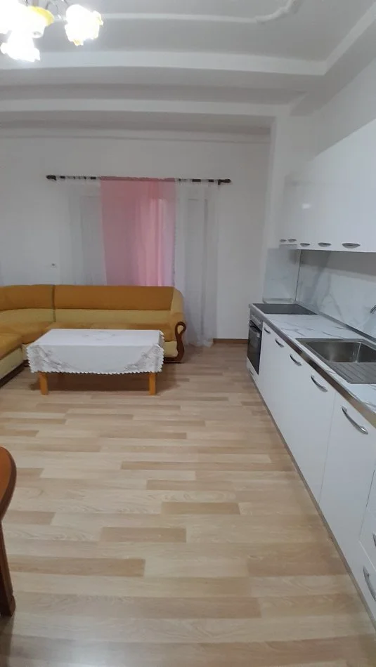 Tirane, jap me qera apartament 2+1+Aneks+Ballkon Kati 2, 76 m² 400 € (Rr. Thesarit te SPAR)