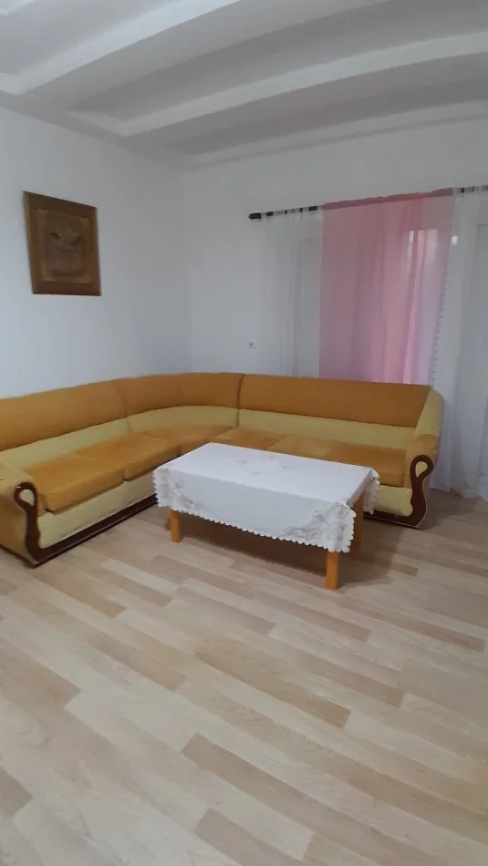 Tirane, jap me qera apartament 2+1+Aneks+Ballkon Kati 2, 76 m² 400 € (Rr. Thesarit te SPAR)
