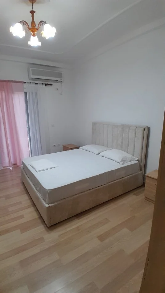 Tirane, jap me qera apartament 2+1+Aneks+Ballkon Kati 2, 76 m² 400 € (Rr. Thesarit te SPAR)