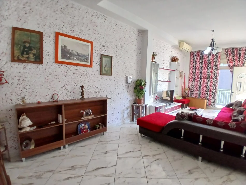 Tirane, jepet me qera apartament 1+1+Ballkon Kati 3, 70 m² 450 € (5 maji)