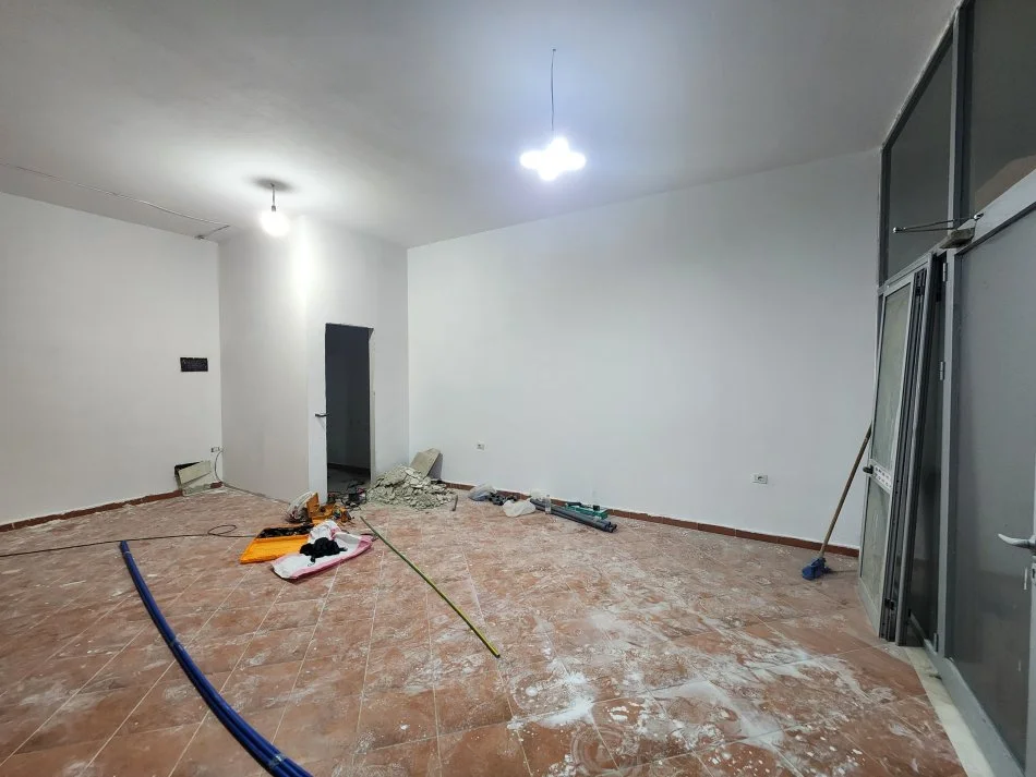 Tirane, jepet me qera ambjent biznesi Kati 0, 60 m² 200 € (Foto xhavella, perball lokal 2 palma)