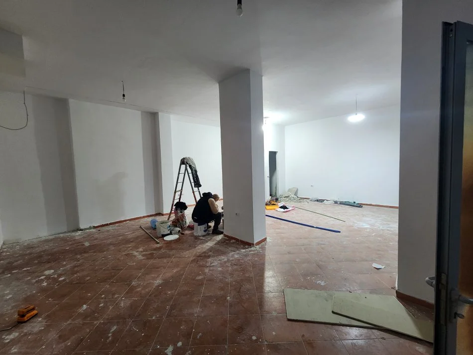 Tirane, jepet me qera ambjent biznesi Kati 0, 60 m² 200 € (Foto xhavella, perball lokal 2 palma)