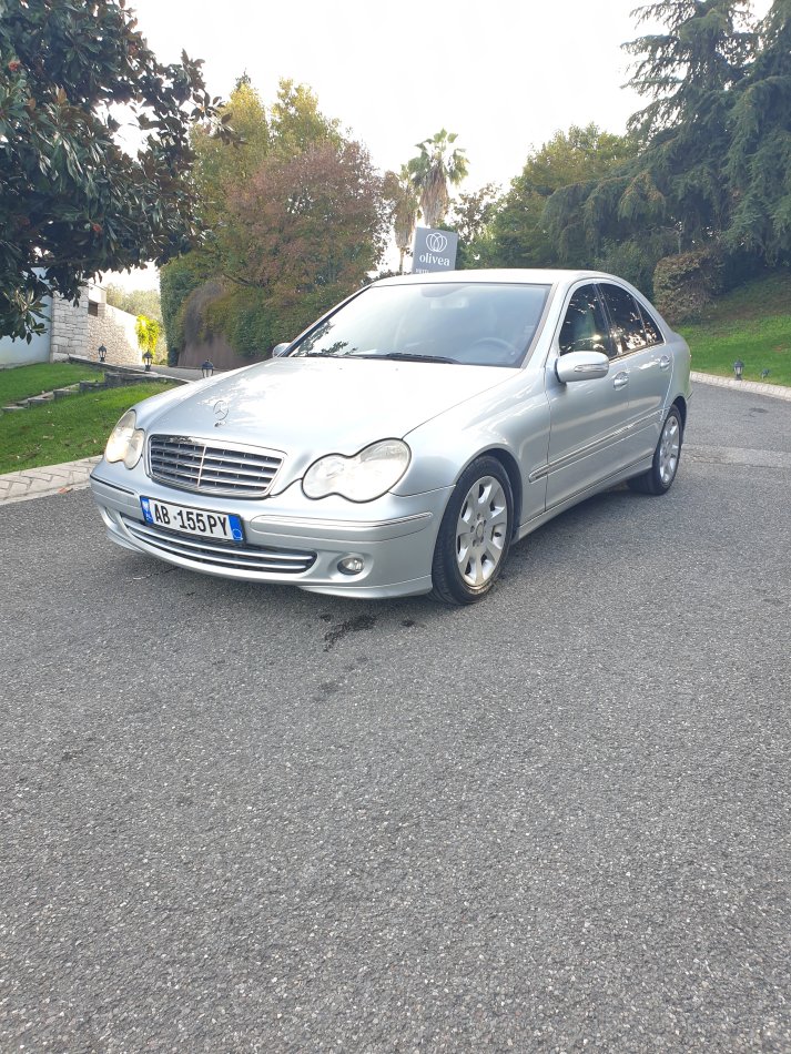 Tirane, shitet makine Mercedez benz Nafte, gri metalizato automatik Kondicioner 220.366 km 4.500 €