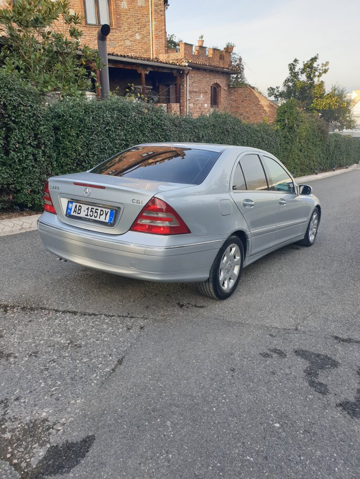 Tirane, shitet makine Mercedez benz Nafte, gri metalizato automatik Kondicioner 220.366 km 4.500 €