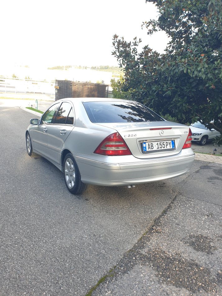 Tirane, shitet makine Mercedez benz Nafte, gri metalizato automatik Kondicioner 220.366 km 4.500 €