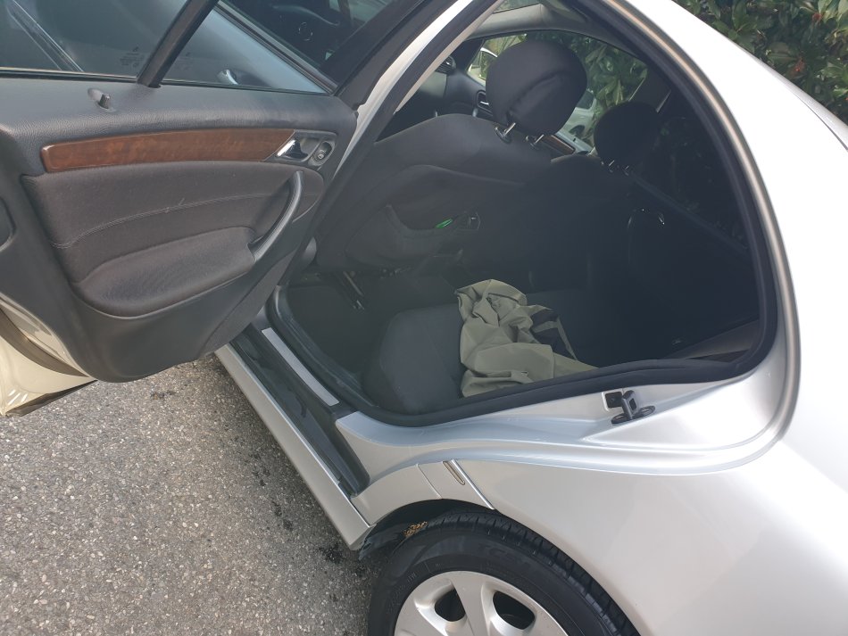 Tirane, shitet makine Mercedez benz Nafte, gri metalizato automatik Kondicioner 220.366 km 4.500 €