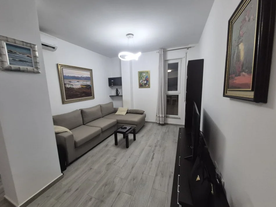 Tirane, jepet me qera apartament 1+1+Ballkon Kati 3, 60 m² 600 € (Rruga Besim Daja)