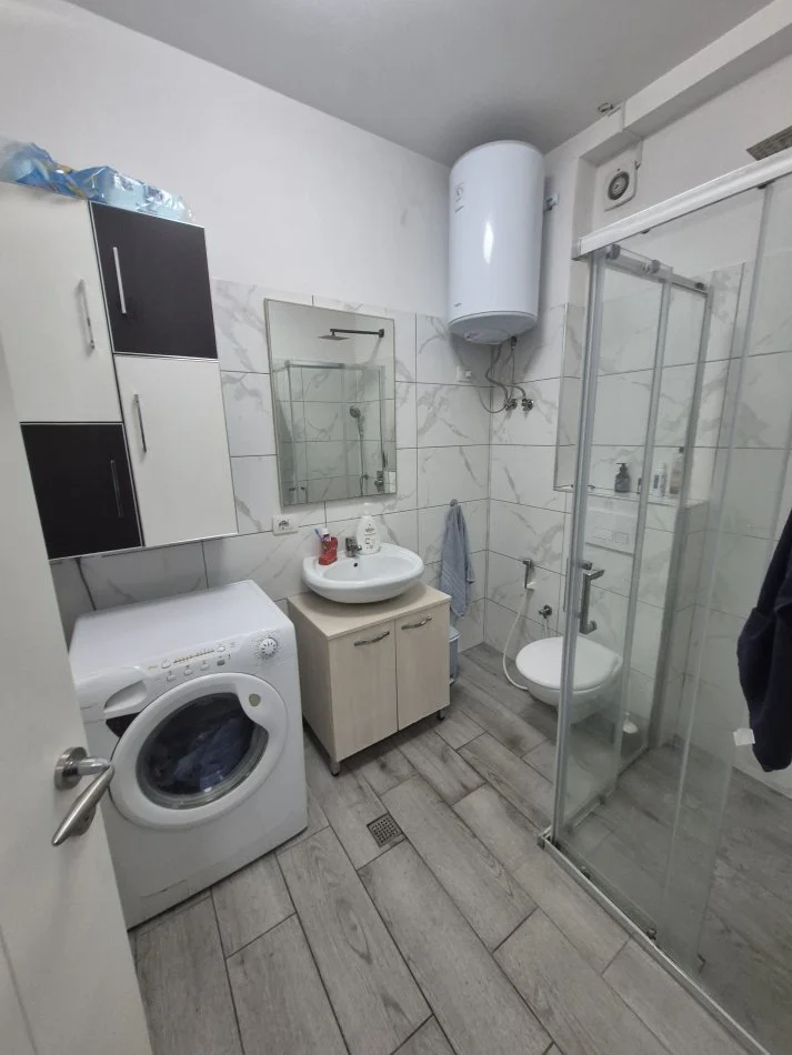 Tirane, jepet me qera apartament 1+1+Ballkon Kati 3, 60 m² 600 € (Rruga Besim Daja)