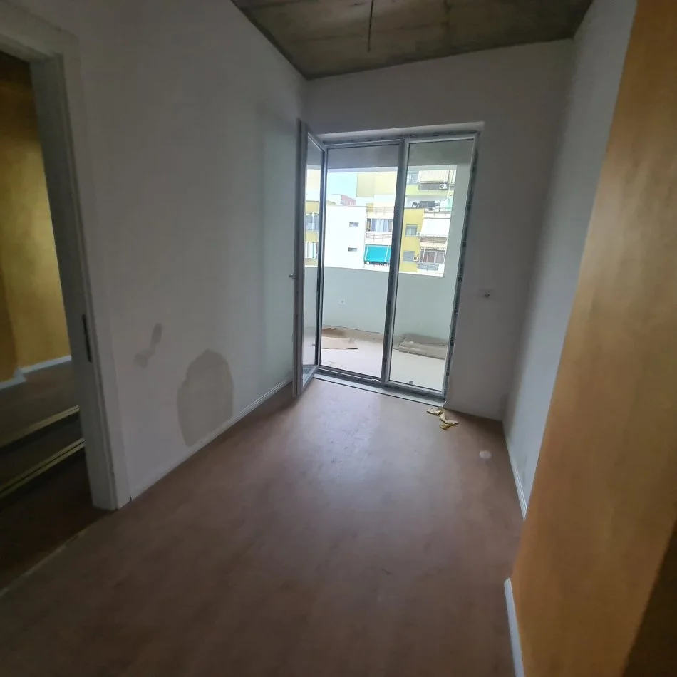 Te Mjeksia, shes 2 apartamente 1+1+Ballkon Kati 3, 106 m²-  )