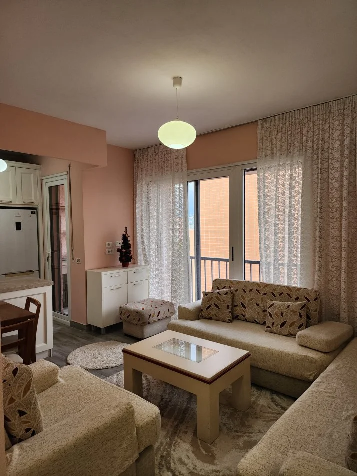 Tirane, jepet me qera apartament 2+1+Ballkon Kati 6, 600 € 