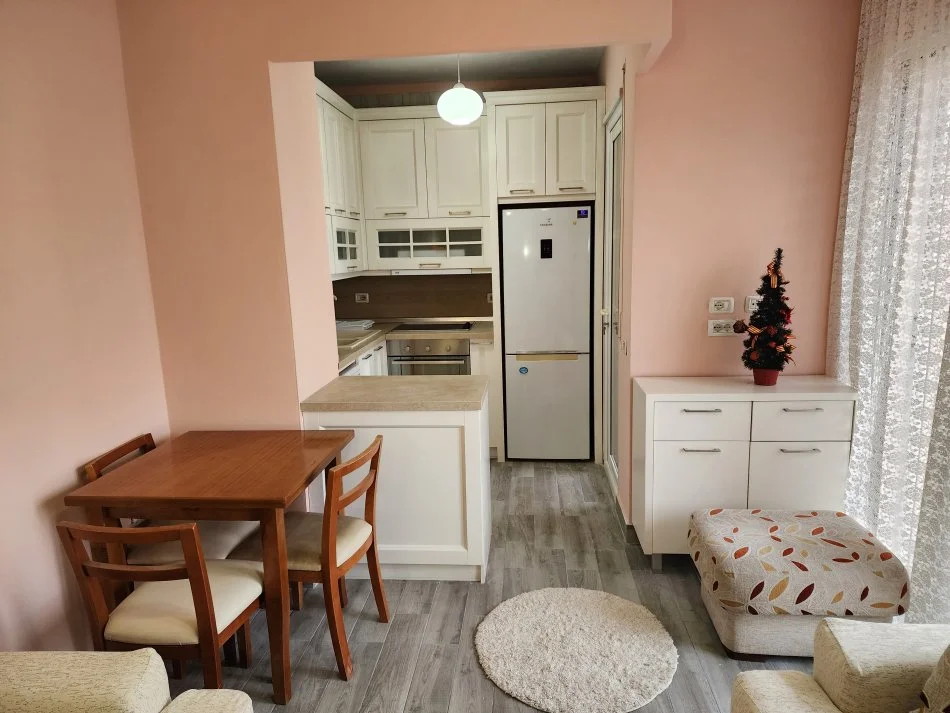 Tirane, jepet me qera apartament 2+1+Ballkon Kati 6, 600 € 
