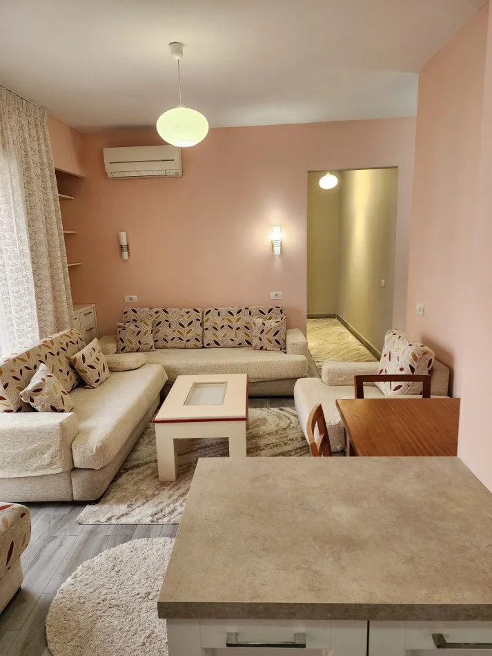 Tirane, jepet me qera apartament 2+1+Ballkon Kati 6, 600 € 