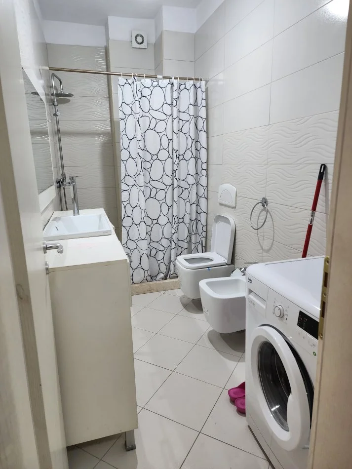 Tirane, jepet me qera apartament 2+1+Ballkon Kati 6, 600 € 