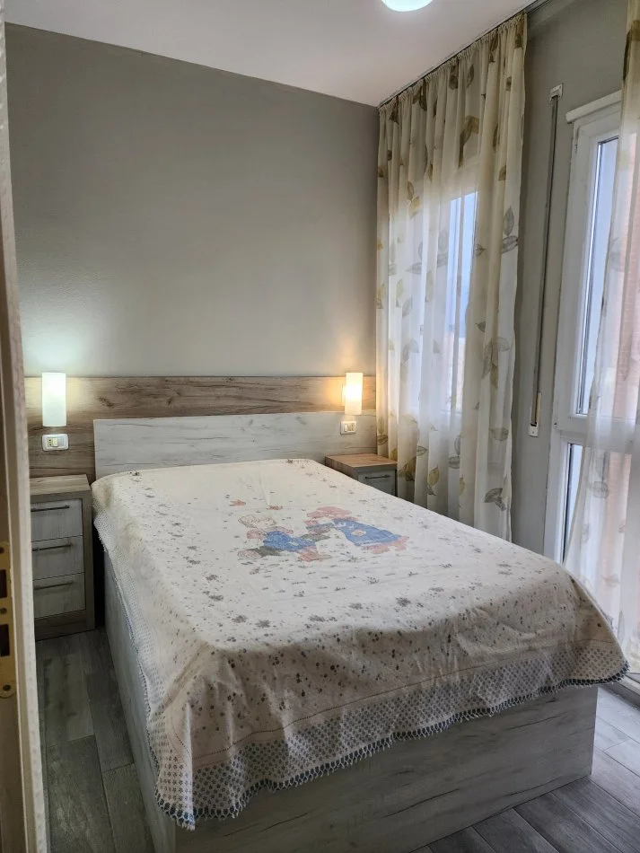 Tirane, jepet me qera apartament 2+1+Ballkon Kati 6, 600 € 