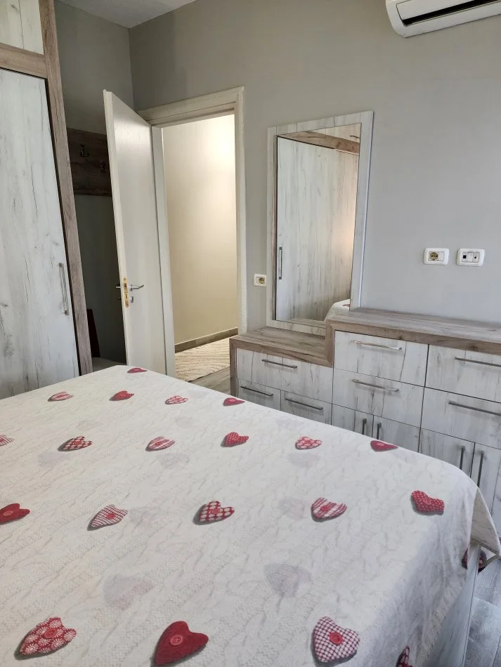 Tirane, jepet me qera apartament 2+1+Ballkon Kati 6, 600 € 