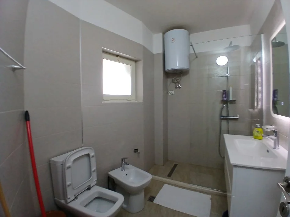 Tirane, jepet me qera apartament 2+1+Ballkon Kati 5, 90 m² 750 € (Mine peza)
