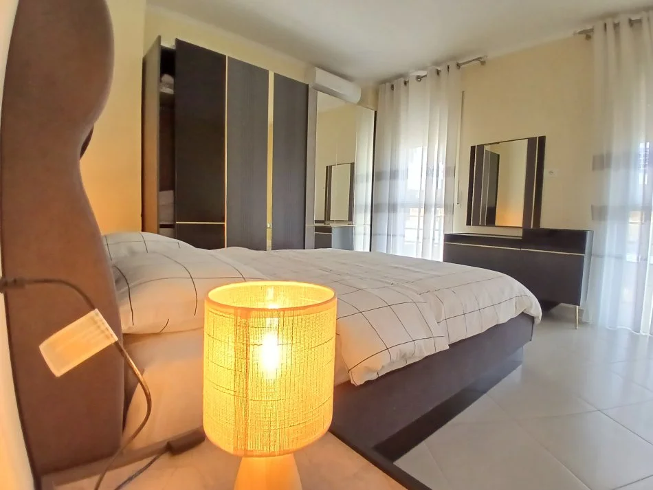 Tirane, jepet me qera apartament 2+1+Ballkon Kati 5, 90 m² 750 € (Mine peza)